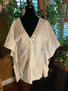 Shana K White Handkerchief  Poncho Top - size Small